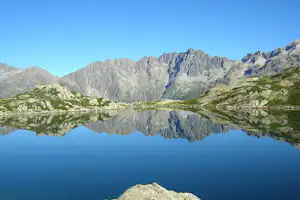Camping Les Auches - der See Lac de Pétarel, der circa eine Autostunde vom Campingplatz entfernt liegt