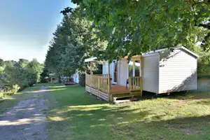 Camping Les Aurandeix - Mobilheim mit Terrasse im Grünen auf dem Campingplatz