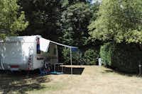 Camping Les Aurandeix - Wohnmobilstellplatz im Schatten der Bäume 