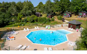 Camping de Tauves Camping Les Aurandeix - Pool im Freien mit Liegestühlen