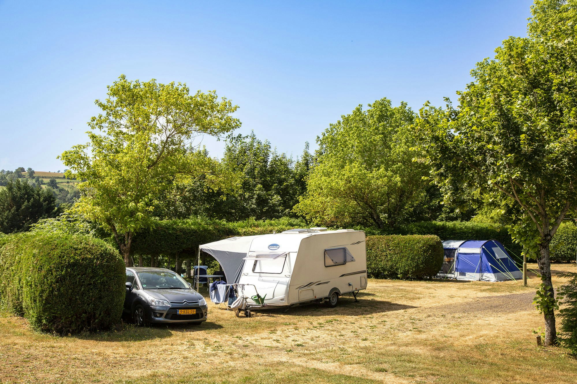 Camping de Tauves  Camping Les Aurandeix - Wohnmobil- und  Wohnwagenstellplätze auf dem Campingplatz