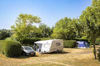 Camping de Tauves  Camping Les Aurandeix - Wohnmobil- und  Wohnwagenstellplätze auf dem Campingplatz