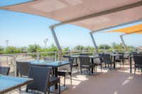 Camping Les Ayguades  -  Restaurant vom Campingplatz mit Terrasse und Blick auf das Mittelmeer