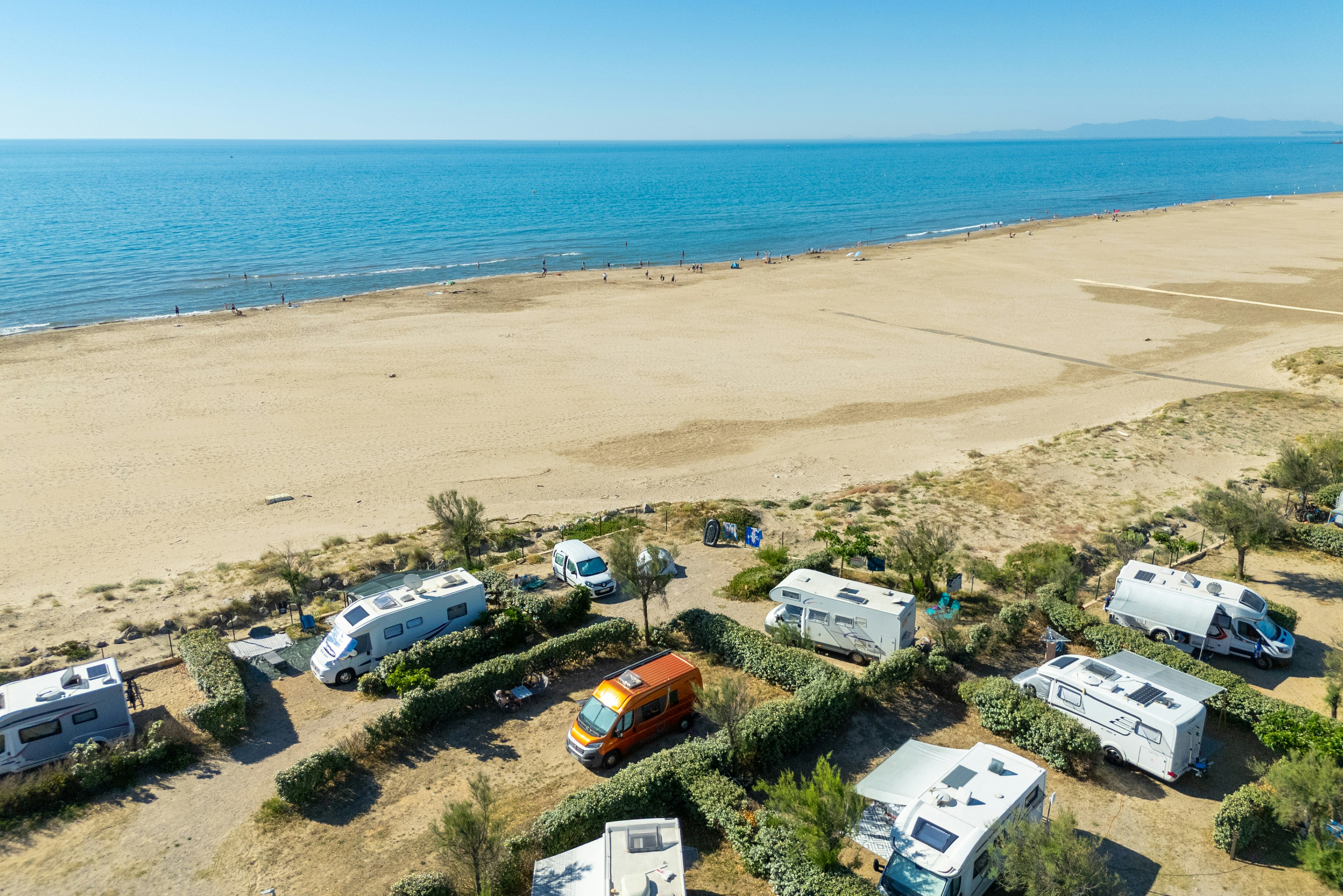 Camping Les Ayguades  - Luftaufnahme der Standplätze direkt am Strand