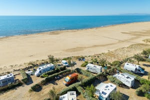 Camping Les Ayguades - Luftaufnahme der Standplätze direkt am Strand