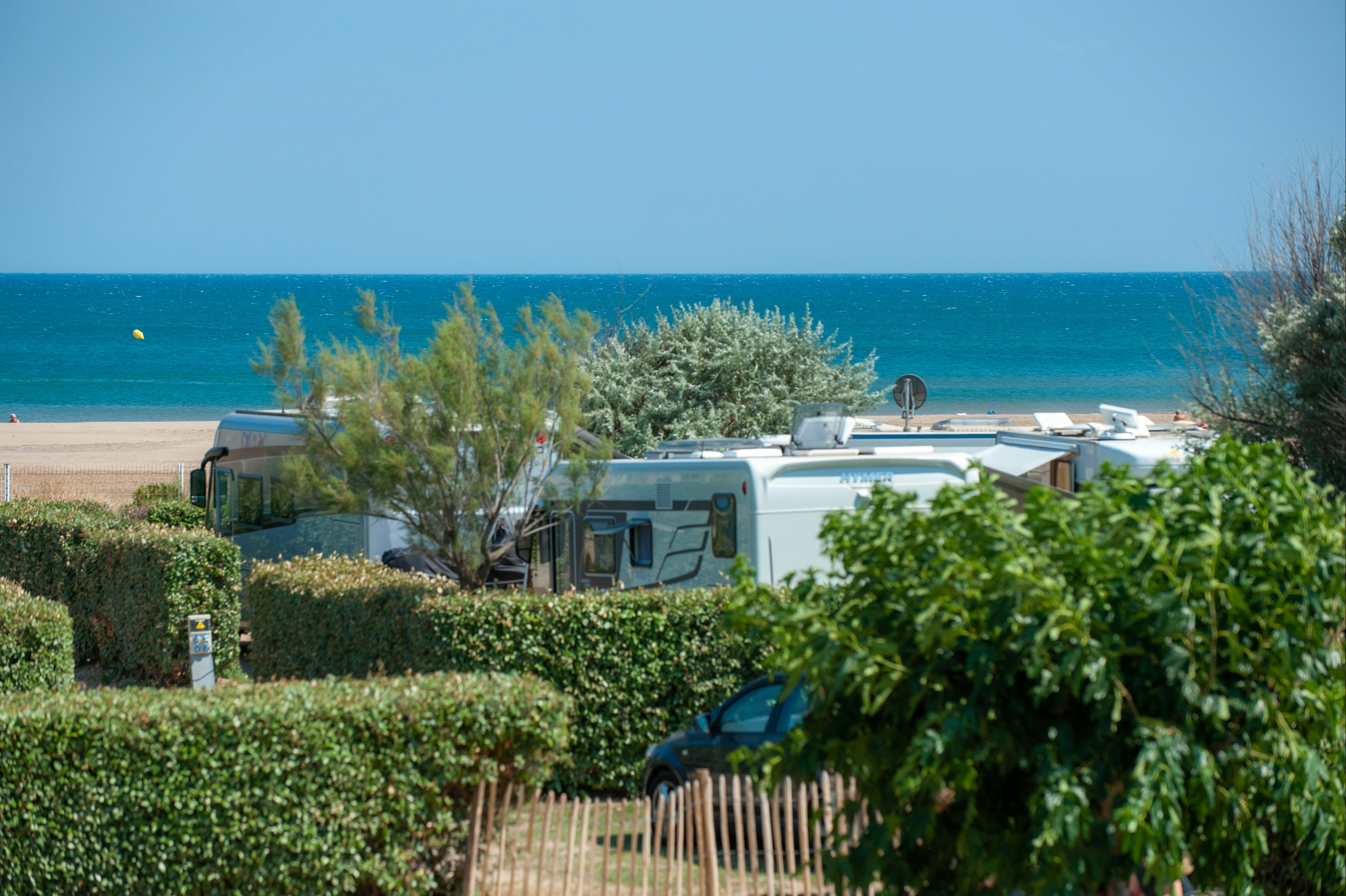 Camping Les Ayguades - Blick auf die Standplätze am Strand