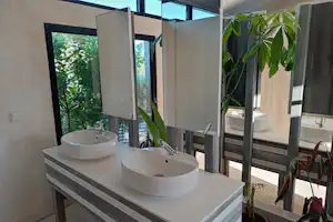 Camping Les Baleines - Waschbecken im Sanitärbereich