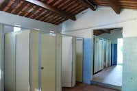 Camping Les Bardons - Innenansicht des Sanitärbereichs mit Toilettenkabinen