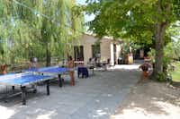 Camping Les Bardons - Tischtennisplatten auf dem Campingplatz mit Imbiss im Hintergrund