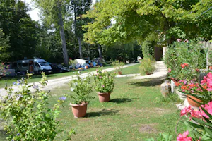Camping Les Bardons - Wohnwagen- und Zeltstellplatz im Grünen mit Beeten im Vordergrund