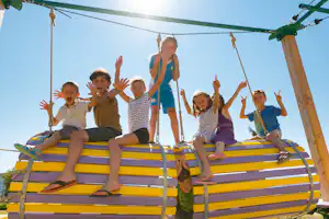 Camping Les Bastets - Kindergruppe auf einem Spielgerät auf dem Spielplatz
