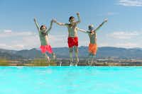Camping Les Bastets - Swimmingpool mit drei Kindern, die hinein springen
