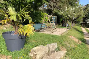 Camping les Berges du Doux - Kinderspielplatz auf dem Campingplatz