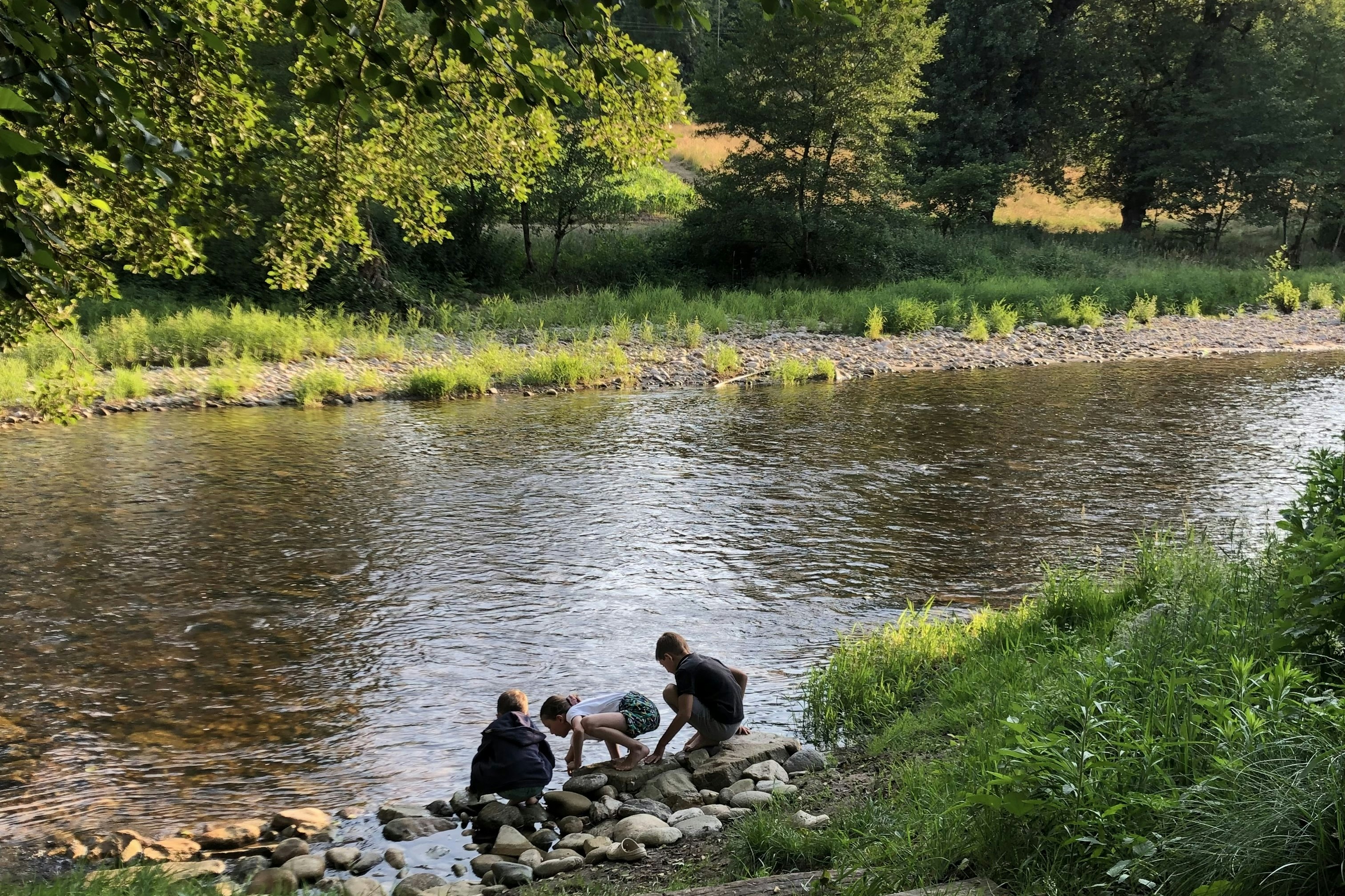 Camping les Berges du Doux - Kinder spielen am Ufer des Flusses