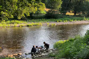 Camping les Berges du Doux - Kinder spielen am Ufer des Flusses