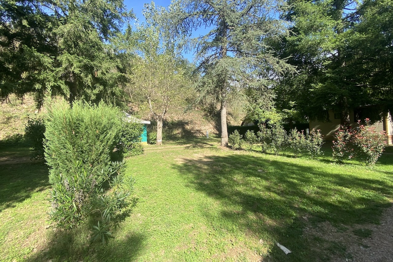 Camping les Berges du Doux - Standplätze auf der Wiese auf dem Campingplatz