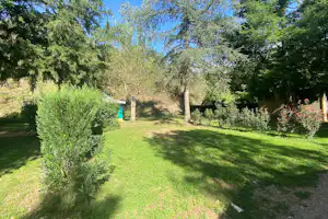 Camping les Berges du Doux - Standplätze auf der Wiese auf dem Campingplatz