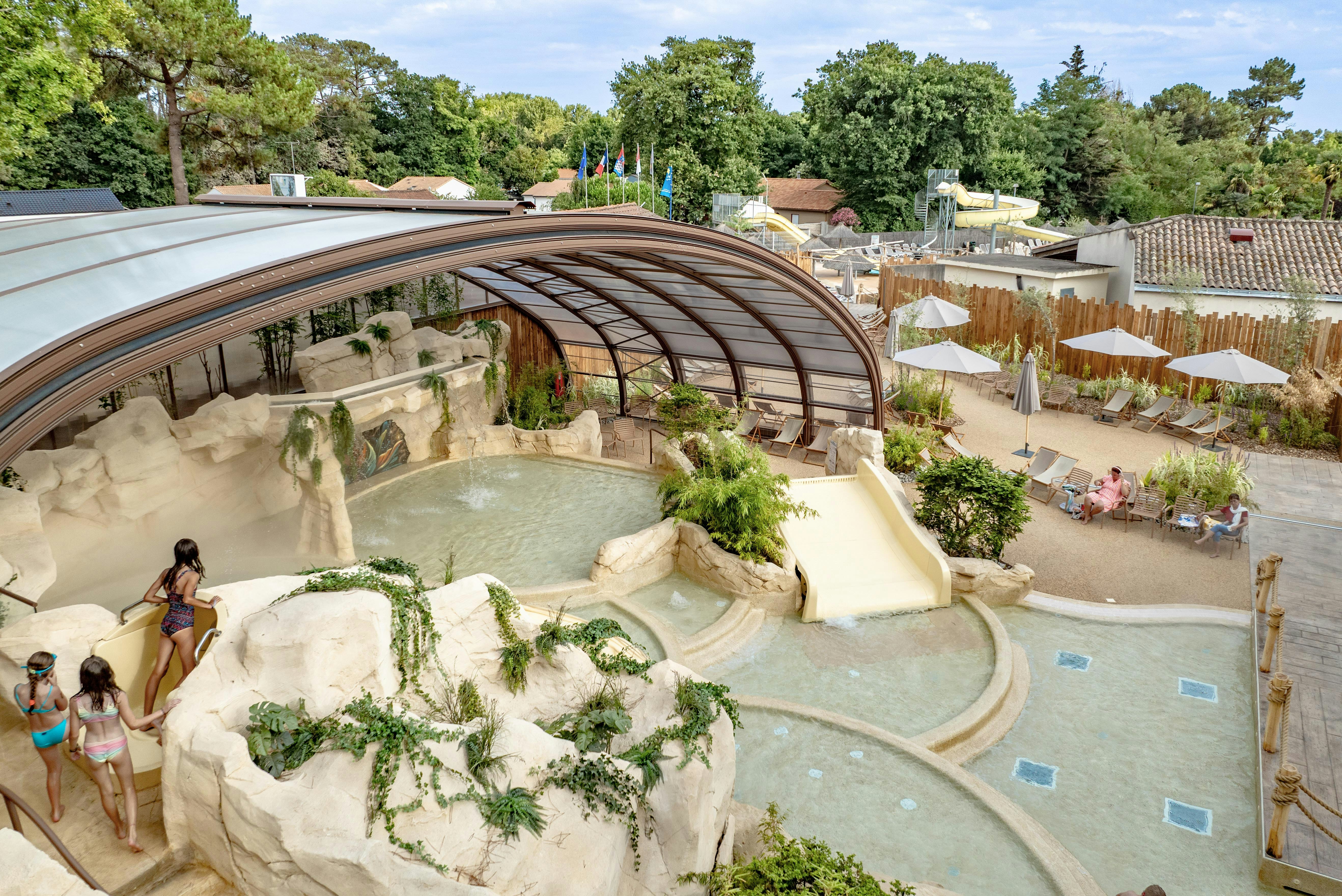 Flower Camping Au Bois des Biches - Überdachter Wasserpark auf dem Campingplatz