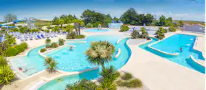 Camping LES BLANCS CHÊNES - Wasserpark mit verschiedenen Becken auf dem Campingplatz