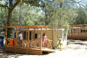 Camping Les Bois de Mont-Redon - Mobilheime mit Terrasse zwischen Bäumen