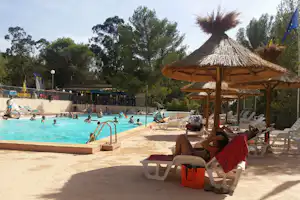 Camping Les Bois de Mont-Redon - Pool auf dem Campingplatz