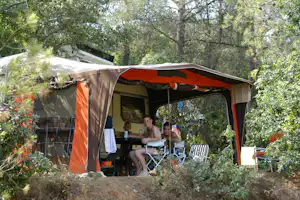 Camping Les Bois de Mont-Redon - Wohnwagenstellplatz unter Bäumen auf dem Campingplatz