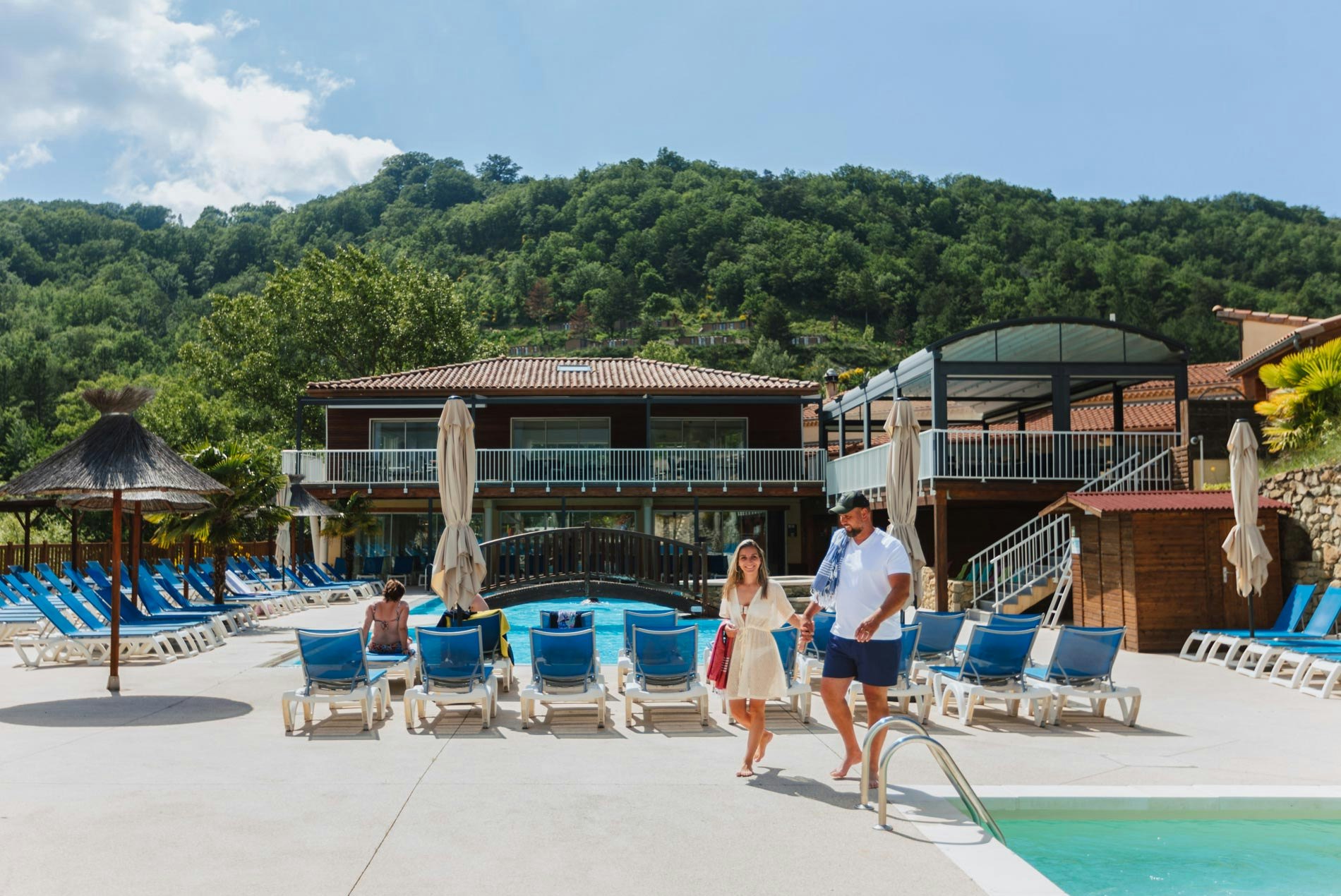 Yelloh! Village Les Bois du Châtelas  - Pool im Freien mit Liegestühlen und Sonnenschirmen
