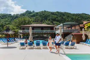 Yelloh! Village Les Bois du Châtelas - Pool im Freien mit Liegestühlen und Sonnenschirmen