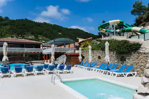 Yelloh! Village Les Bois du Châtelas - Pool im Freien mit Liegestühlen und Sonnenschirmen