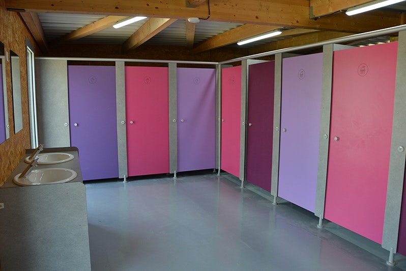 Camping Les Bois Flottés de Camargue - Duschkabinen und Waschraum der Sanitäranlage