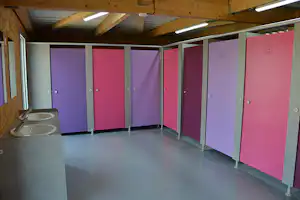 Camping Les Bois Flottés de Camargue - Duschkabinen und Waschraum der Sanitäranlage