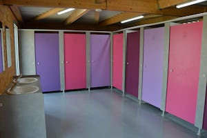 Camping Les Bois Flottés de Camargue - Duschkabinen und Waschraum der Sanitäranlage