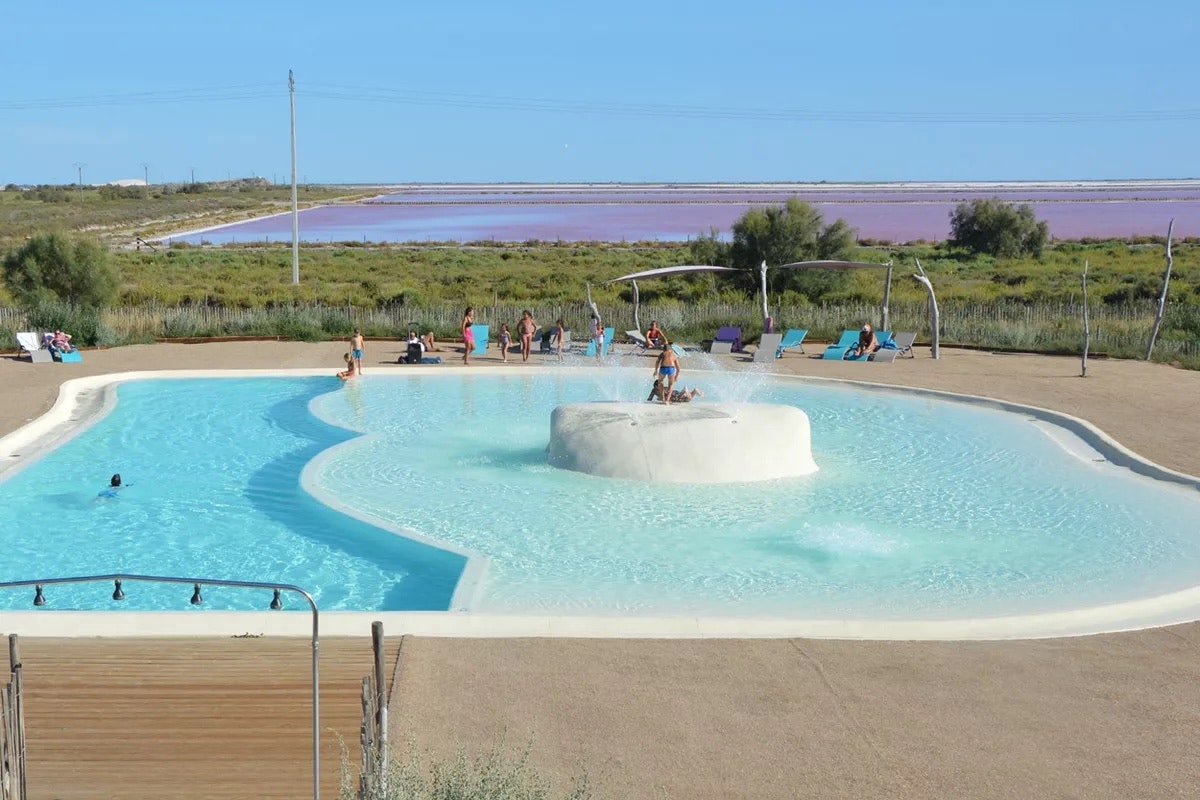 Camping Les Bois Flottés de Camargue - Pool für Kinder mit Liegestühlen