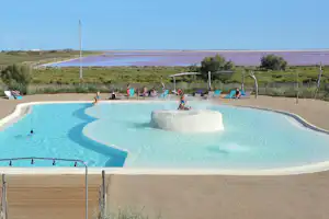 Camping Les Bois Flottés de Camargue - Pool für Kinder mit Liegestühlen