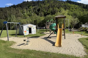 Camping Les Bombes - Kinderspielplatz auf dem Campingplatz