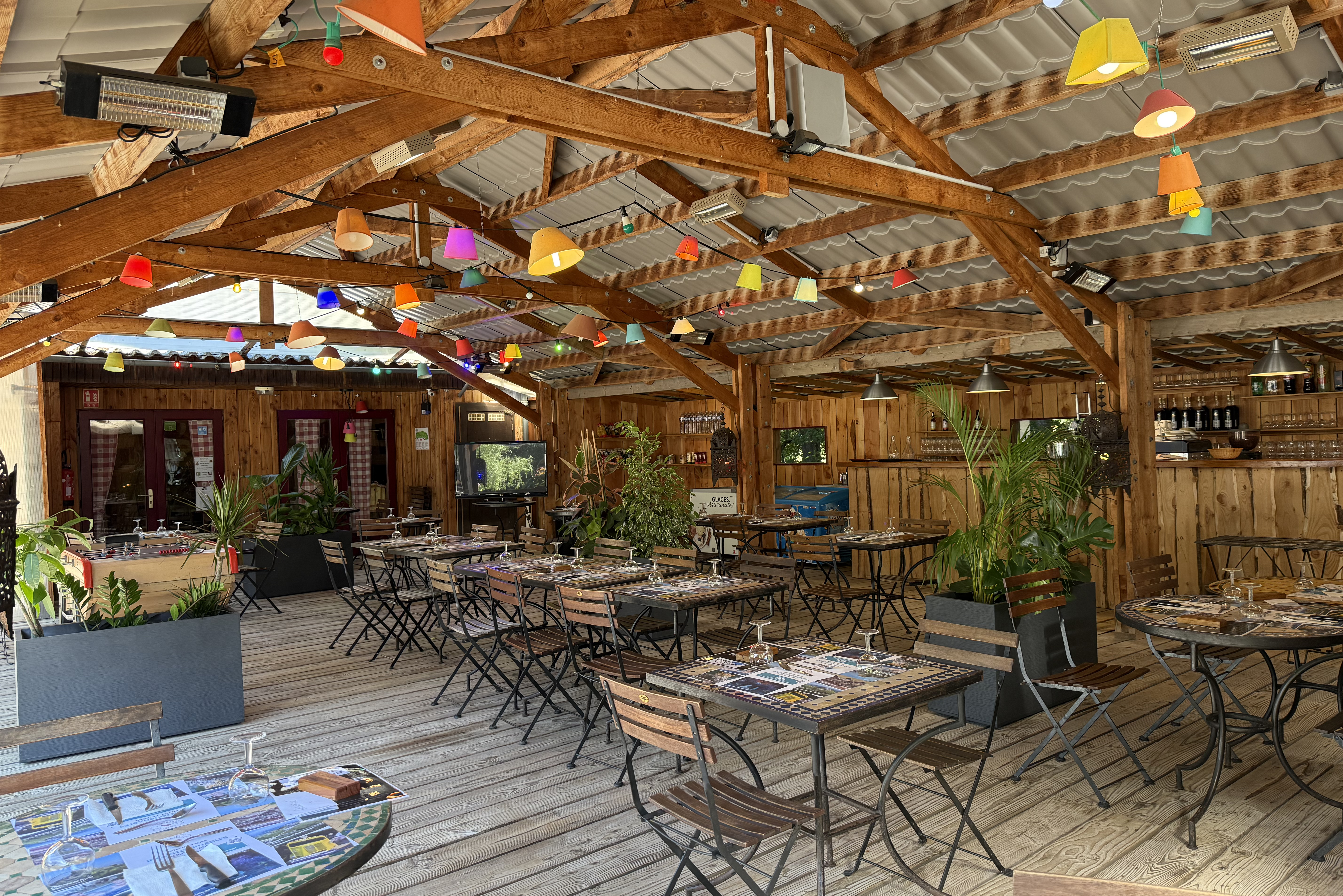 Camping Les Bombes  - Restaurant mit Terrasse auf dem Campingplatz