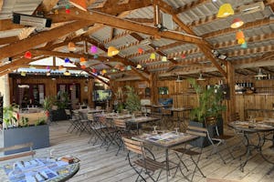 Camping Les Bombes - Restaurant mit Terrasse auf dem Campingplatz