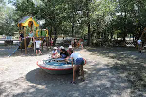 Camping Les Bonnets - Campinganlage mit Spielplatz und Rutsche