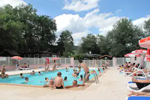 Camping Les Bonnets - Pool mit Liegestühlen und Sonnenschirmen auf dem Campingplatz