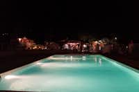 Camping Les Bonnets - Restaurant mit Blick auf den Pool bei Nacht