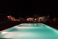 Camping Les Bonnets - Restaurant mit Blick auf den Pool bei Nacht