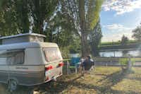 Camping les Bords de Creuse - Stellplatz am Ufer des Flusses