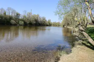 Camping Les Bords de la Loue - Flussufer auf dem Campingplatz