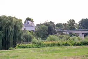 Camping Les Bords de Vienne - Standplätze auf der Wiese auf dem Campingplatz