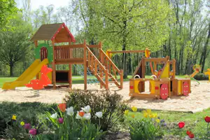 Camping Les Bords du Guiers - Kinderspielplatz mit Rutsche, Wippe und Schaukeln