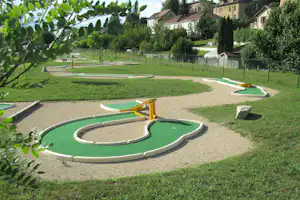 Camping Les Bords du Guiers - Minigolfplatz auf dem Campingplatz