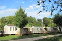 Camping Les Bords du Guiers - Mobilheime mit überdachter Veranda auf dem Campingplatz