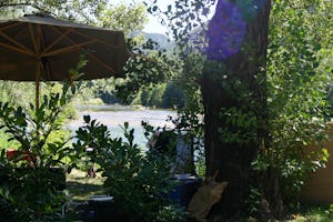 Camping Les Bords du Tarn - Blick vom Stell- und Zeltplatz vom Campingplatz auf den Fluss
