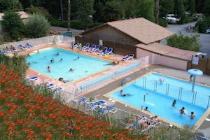 Camping Les Bords du Tarn - Pool vom Campingplatz mit Liegestühlen in der Sonne