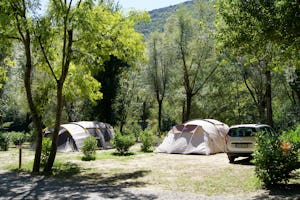Camping Les Bords du Tarn - Zelte auf dem Zeltplatz vom Campingplatz im Grünen zwischen Bäumen